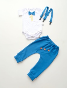 Komplet chaber z guziczkami na roczek - baggy i body z muchą oraz szelki 