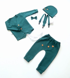 Komplet zieleń butelkowa z guziczkami - frak, body, baggy i szelki oraz czapka  