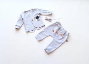 Komplet szarości z guziczkami - frak, baggy i mucha  