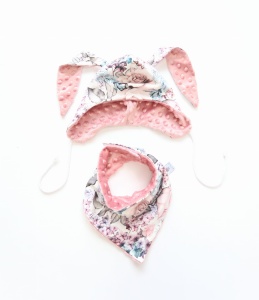 Komplet króliczek romantyczne róże - czapka i chusta
