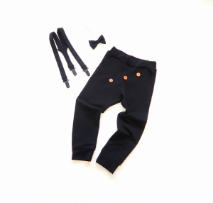 Komplet czerń z guziczkami  - baggy, mucha oraz szelki 