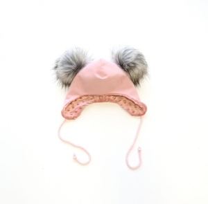 Czapka wiązana róż kwarcowy i pompony srebrny lis
