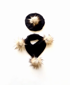 Komplet czerń z beżowymi pomponami -  berecik i chusta   