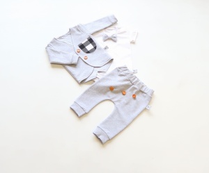 Komplet szarości z guziczkami - frak, body, baggy  