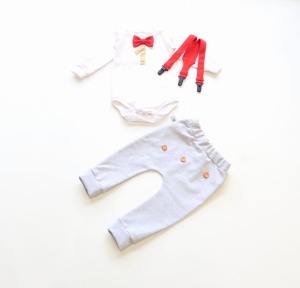 Komplet szarości i czerwień na roczek - baggy i body z muchą  oraz szelki 