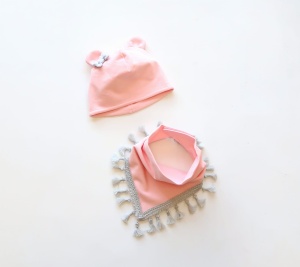 Komplet róż z uszami i kokardką przy uchu -  czapka i chusta z chwościkami 