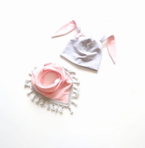 Komplet króliczek - czapka i chusta z chwościkami