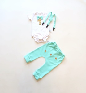 Komplet aqua z guziczkami  na roczek - baggy i body z muchą oraz szelki 