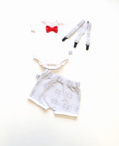 Komplet krata Glen i czerwień - spodenki, body krótki rękaw z muchą oraz szelki 