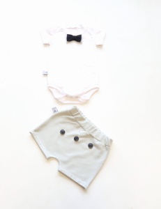 Komplet popiel z guziczkami - spodenki i body z muchą 