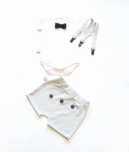 Komplet popiel z guziczkami - spodenki i body z muchą oraz szelki  