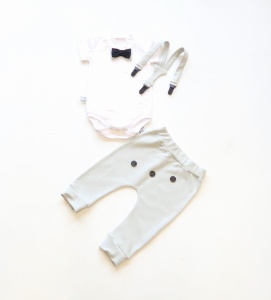 Komplet popiel z guziczkami - baggy i body z muchą oraz szelki  
