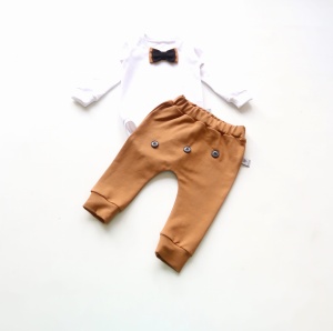 Komplet karmel z guziczkami - baggy i body z muchą    