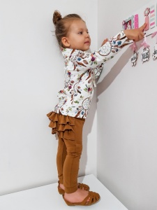 Komplet pastelowe łapacze snów i karmel - legginsy z falbankami i bluza z kominem  