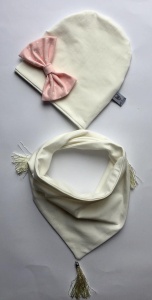 Komplet ecru, róż i chwosty - czapka i chusta  