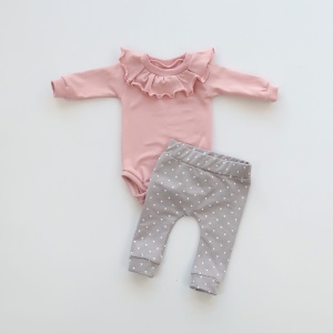Komplet róż kwarcowy z falbanką - body i legginsy