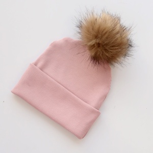 Czapka róż kwarcowy prążki i pompon beżowy