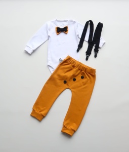 Komplet karmel - baggy i body z muchą oraz szelki  