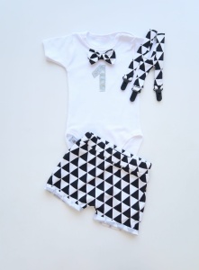 Komplet trójkąty na roczek - baggy i body z muchą oraz szelki 