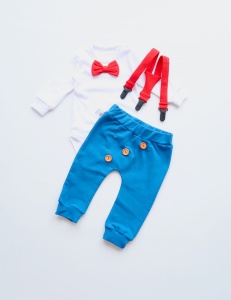 Komplet chaber i czerwień z guziczkami  - baggy i body z muchą oraz szelki  