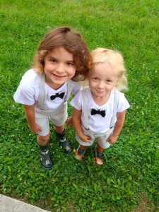 Komplet popiel z guziczkami - spodenki, koszulka z muchą oraz szelki  