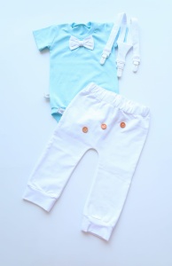 Komplet biel z guziczkami - baggy i body z muchą oraz szelki