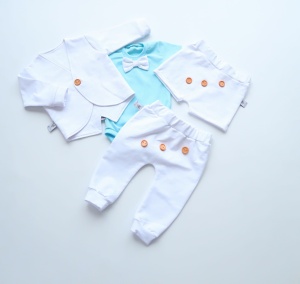 Komplet biel  z guziczkami i błękit- frak, body, baggy  i szorty