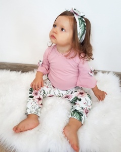 Komplet róż kwarcowy i kwiaty w ogrodzie - body i legginsy 