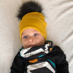 Czapka prążki musztarda i pompon czarny 