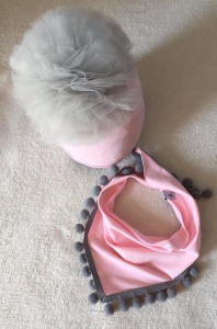 Set with tulle pom-pom - cap and neckerchief with pom-poms (1)