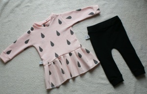 Sukienka kropelki na różu z czarnymi legginsami