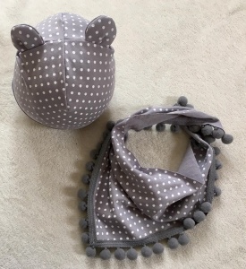 Komplet z uszami groszki na szarym -  czapka i chusta  