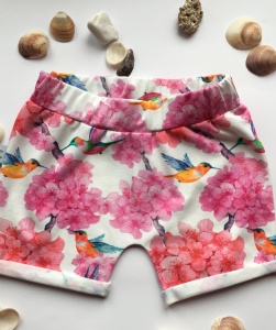 Szorty koliberki i kwiaty
