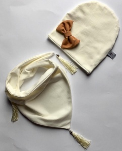 Komplet ecru, brąz i chwosty - czapka i chusta  