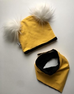 Komplet musztarda i białe pompony  -  czapka i chusta 