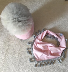 Set with tulle pom-pom - cap and neckerchief with fringe (1)