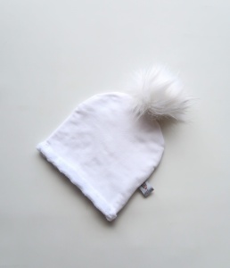 Czapka biel i pompon