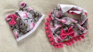 Magnolia set with small ears - cap and neckerchief with pom-poms