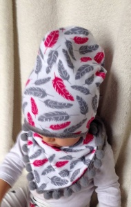 Feathers neckerchief with pom-poms