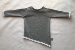 Blouse with lace extended