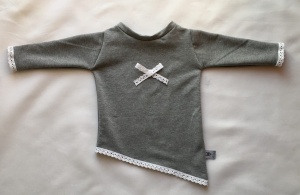 Blouse with lace and bow extended
