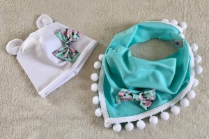 Komplet z uszami aqua i różyczki - czapka i chusta  