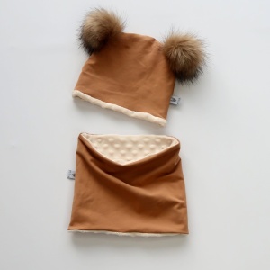 Komplet brąz, śmietanowy minky i pompony  -  czapka i chusta  
