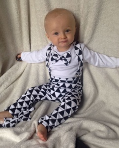 Black-white triangles set with braces