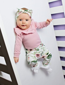 Komplet róż kwarcowy i  kwiaty w ogrodzie z falbanką - body+legginsy+opaska  