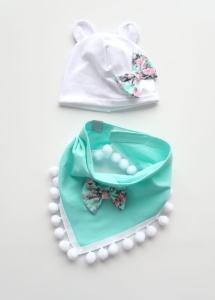 Komplet z uszami aqua i różyczki - czapka i chusta 