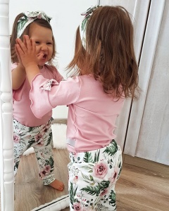 Komplet róż kwarcowy i  kwiaty w ogrodzie  - body, legginsy i opaska   