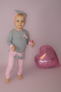 Komplet groszki na szarym z kokardką - body+legginsy+opaska